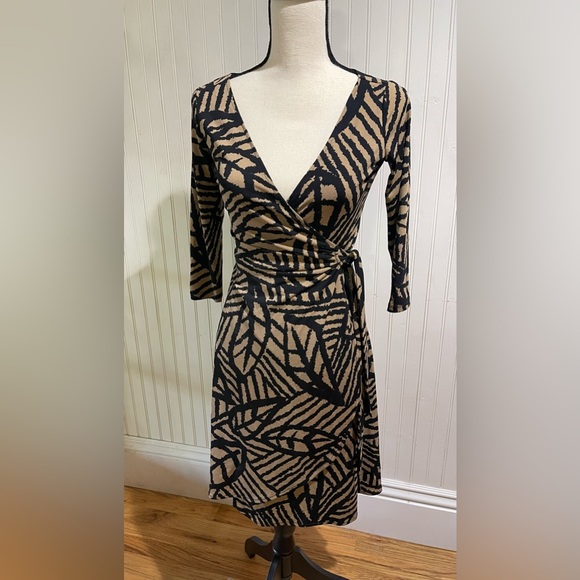 London Times Dresses & Skirts - London Times Wrap Dress size 2
